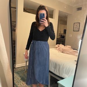 Blue pleaded skirt with slit
